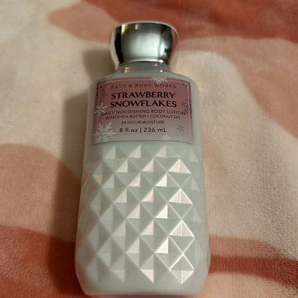Bath & Body Works Strawberry Snowflakes Body Lotion ❄️🍓 - Picture 3 of 6